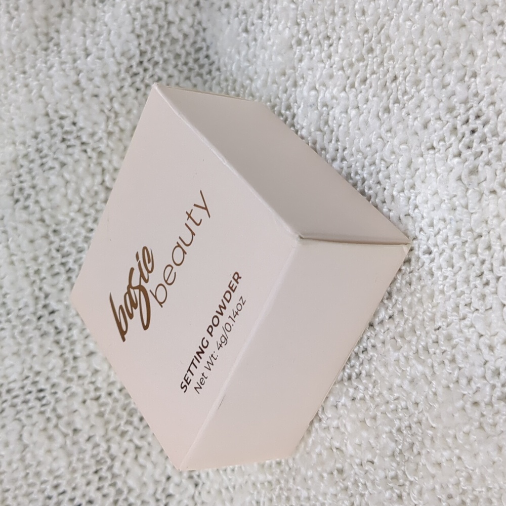 Basic Beauty Setting Powder in Translucent - Picture 6 of 10